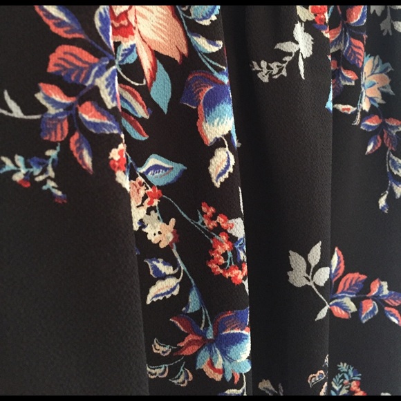🎈LAST 1! Medium Off the shoulder floral top Black - Picture 2 of 4