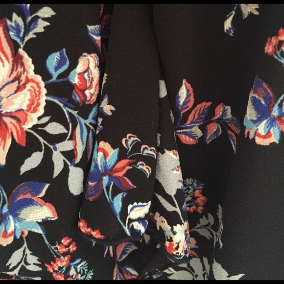 🎈LAST 1! Medium Off the shoulder floral top Black - Picture 4 of 4