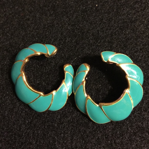 Jewelry - Beautiful vintage turquoise and gold earrings!