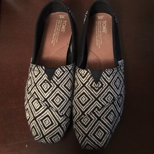 Black and White Patterned Toms