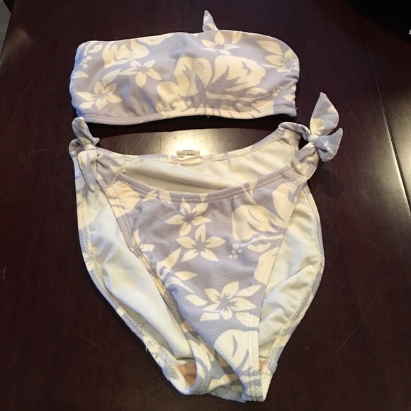 Adorable strapless bikini