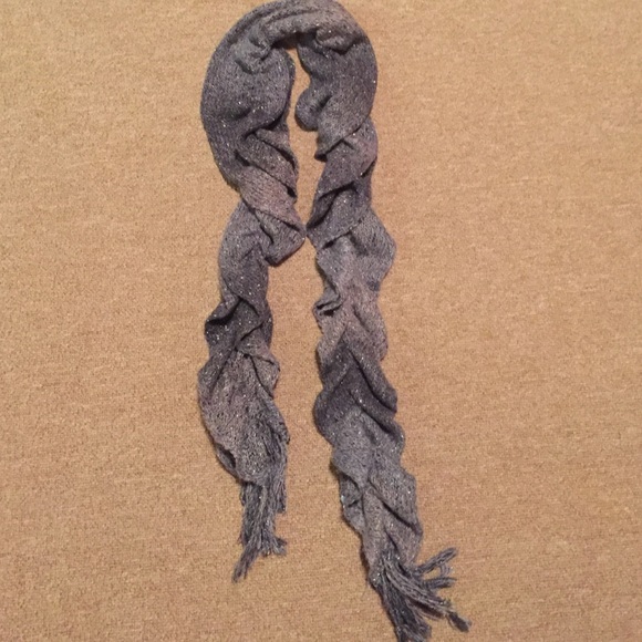 Grey scarf! Darling!