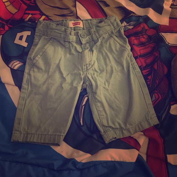 Levi skinny leg shorts