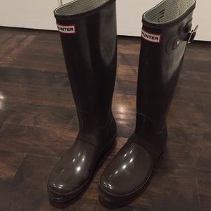 Size 8 brown hunter rain boots