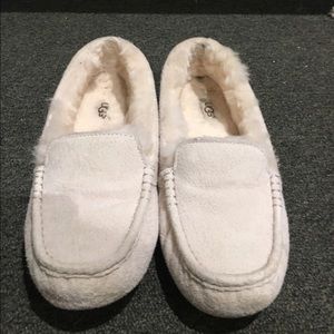 UGG slippers Like new!