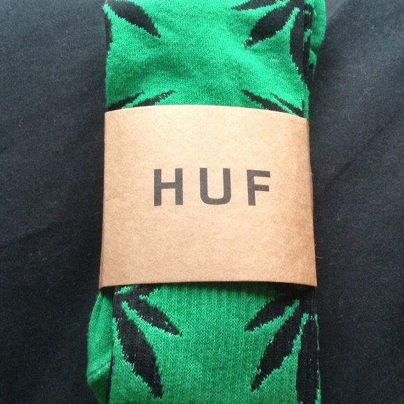 Green HUF leaf socks.