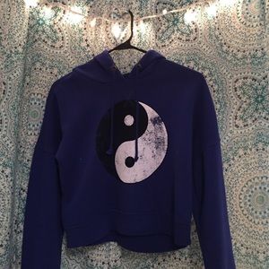 LA hearts cropped navy blue ying yang sweatshirt