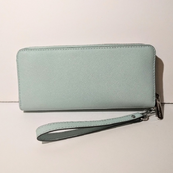 SOLD ON M 🏷️ - Picture 2 of 3