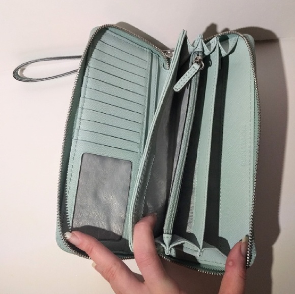 SOLD ON M 🏷️ - Picture 3 of 3