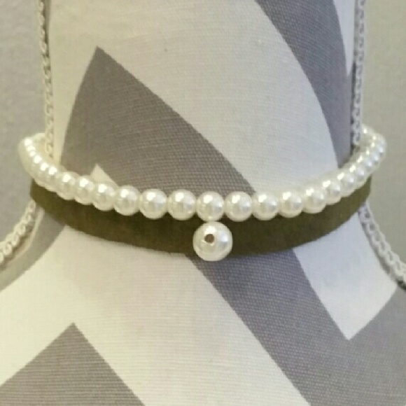 OLIVE GREEN FAUX SUEDE & FAUX PEARL CHOKER - Picture 2 of 3