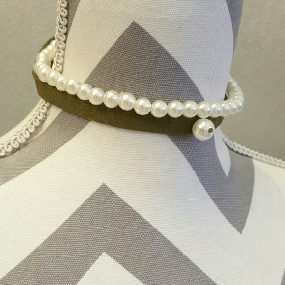 OLIVE GREEN FAUX SUEDE & FAUX PEARL CHOKER - Picture 3 of 3