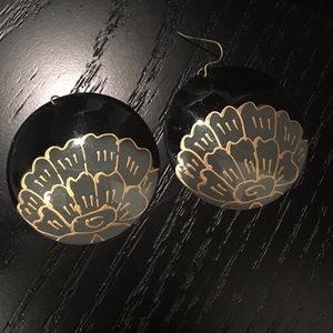 Adorable round earrings with flower design