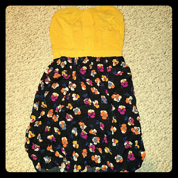 Adorable strapless Dress