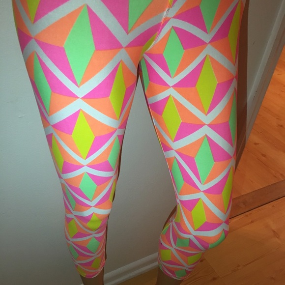 Designer Workout Capris. High Compression. - Picture 3 of 4