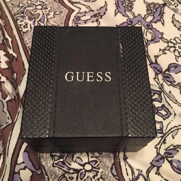 GOLD GUESS WATCH - Picture 4 of 4