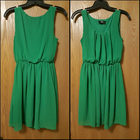 Women's green sleeveless dress