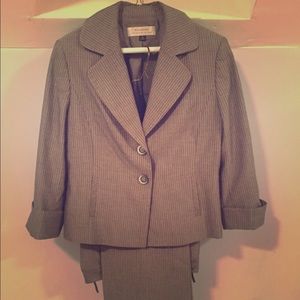 Women's Tahari Suit sz 10 gray pinstriped