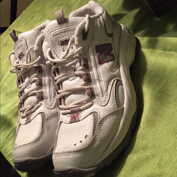 NEW BALANCE WOMENS SIZE 7 - Picture 1 of 4