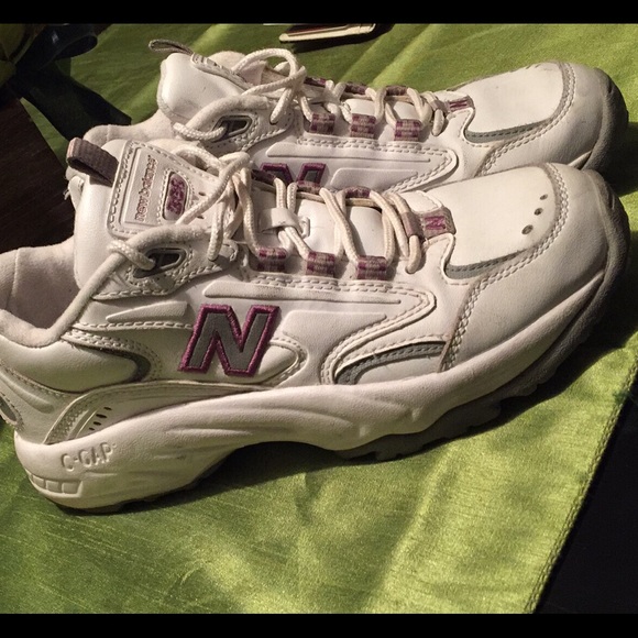 NEW BALANCE WOMENS SIZE 7 - Picture 2 of 4