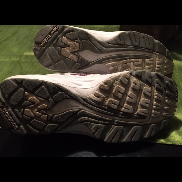 NEW BALANCE WOMENS SIZE 7 - Picture 3 of 4