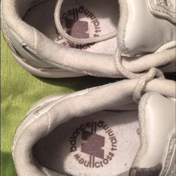 NEW BALANCE WOMENS SIZE 7 - Picture 4 of 4