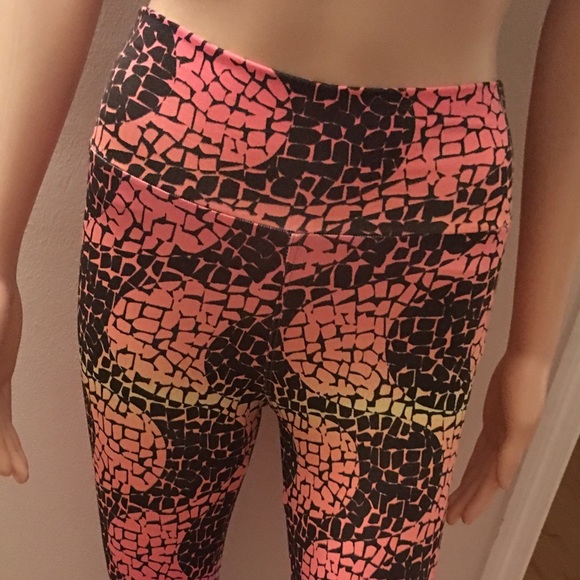 Designer Workout Capris - Picture 3 of 4