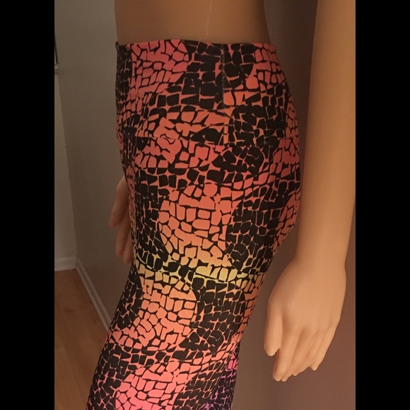 Designer Workout Capris - Picture 4 of 4