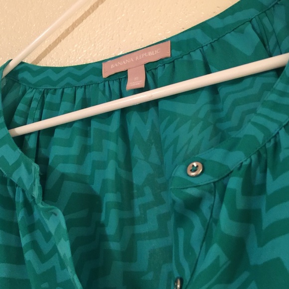 Banana Republic Green Chevron Silk Blouse - Picture 2 of 4