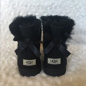 Mini Bailey Bow Uggs Black Size 6