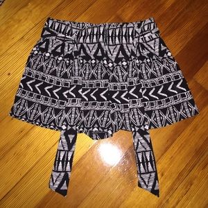 Black and white Aztec print shorts!