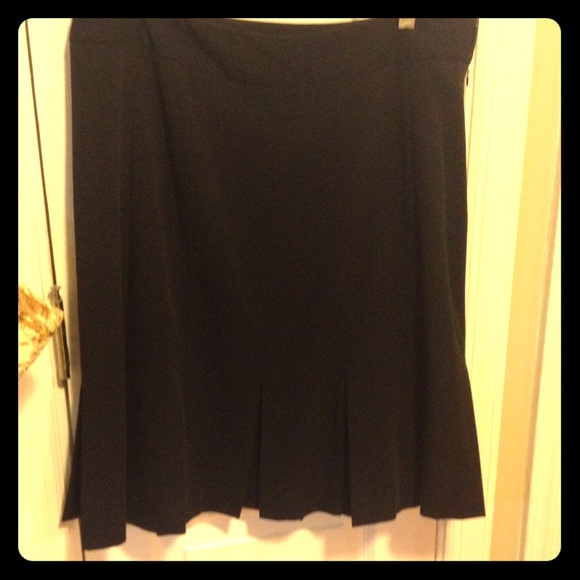 Pleated hem skirt