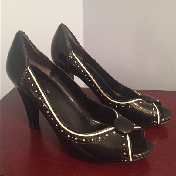 Woman's black patten leather heels