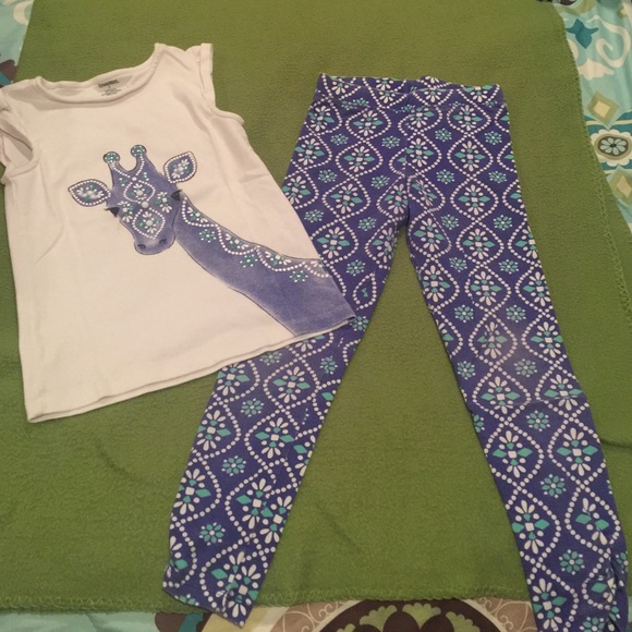 Gymboree matching set giraffe has some worn