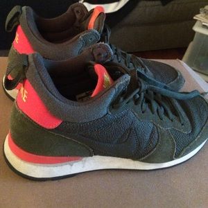 Forest Green Nike Internationalist Mid 8