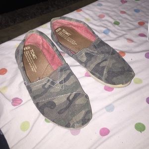 Camo toms size women 5.5