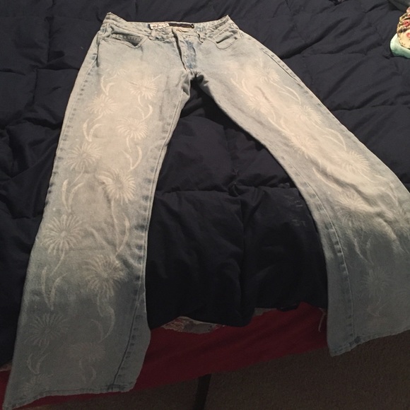 Vintage high waisted jeans with sunflower detail