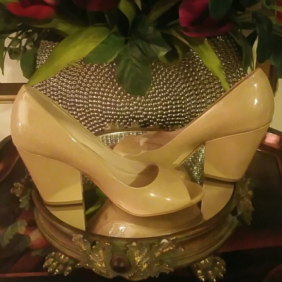 VINCENT CAMUTO CREME PUMP - Picture 2 of 4