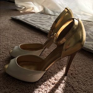 White and gold pumps