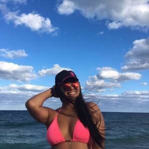 Meet your Posher, Júlia