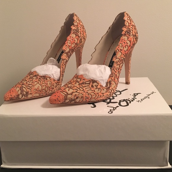 Alice and Olivia Dina Rose Pumps in Coral - 37.5