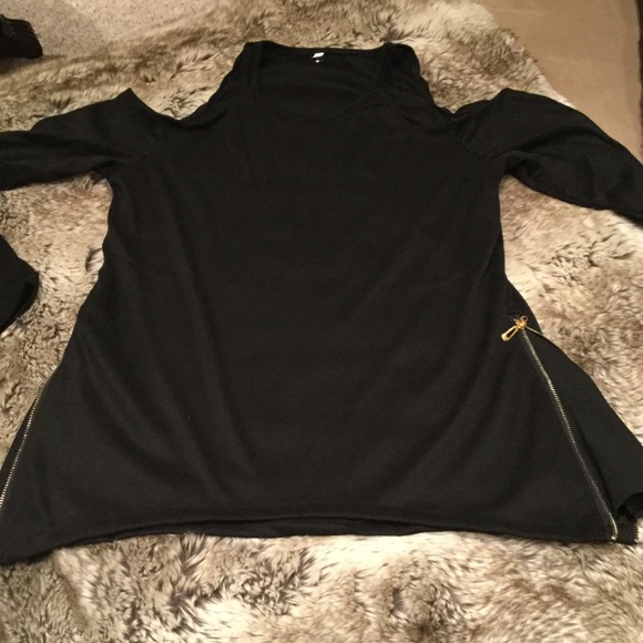 Cold Shoulder Side Zip Panel Tee-Black - Picture 2 of 4