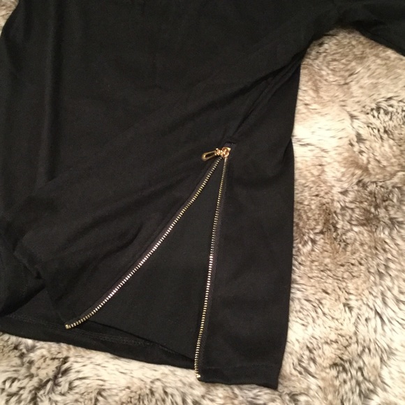 Cold Shoulder Side Zip Panel Tee-Black - Picture 3 of 4