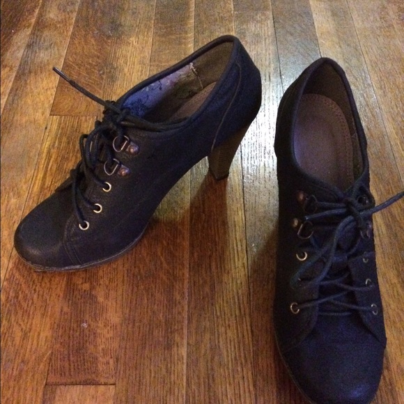 Shoes - Picture 2 of 4