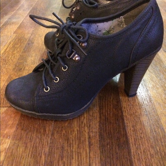 Shoes - Picture 3 of 4