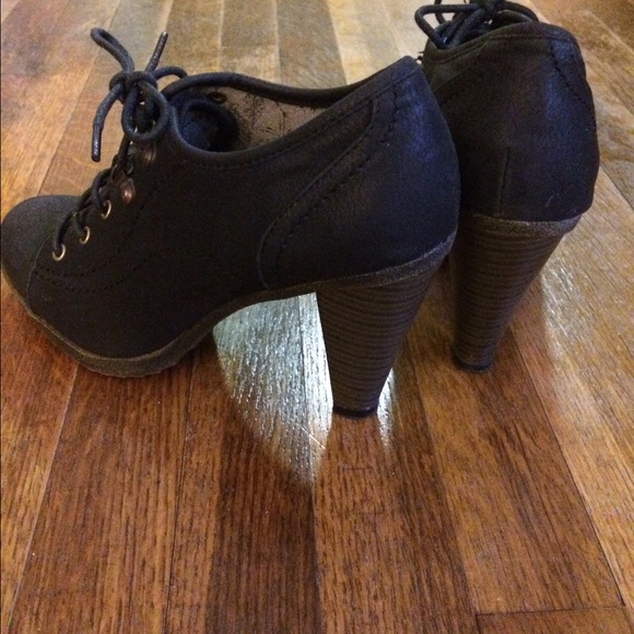 Shoes - Picture 4 of 4
