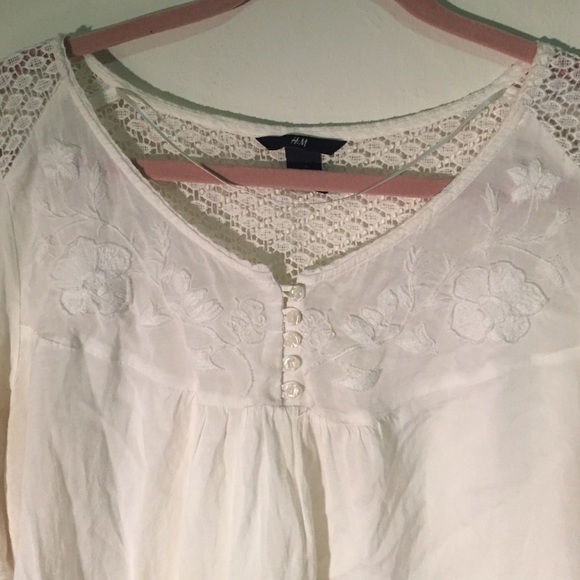 H&M blouse 🌸 - Picture 2 of 4