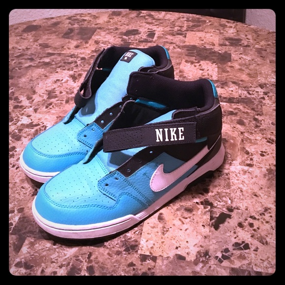 I'm selling 6.5 nikes berly used them👍🏻👍🏻👍🏻 - Picture 1 of 4