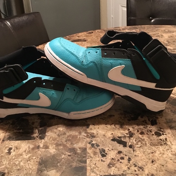 I'm selling 6.5 nikes berly used them👍🏻👍🏻👍🏻 - Picture 3 of 4