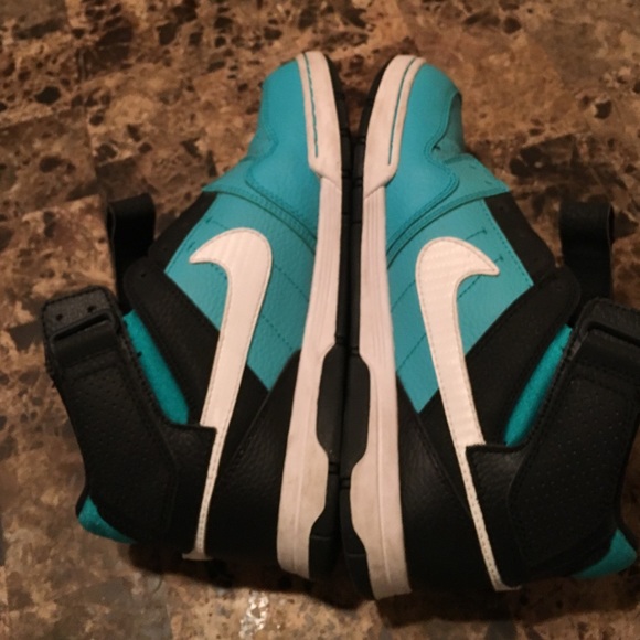 I'm selling 6.5 nikes berly used them👍🏻👍🏻👍🏻 - Picture 4 of 4