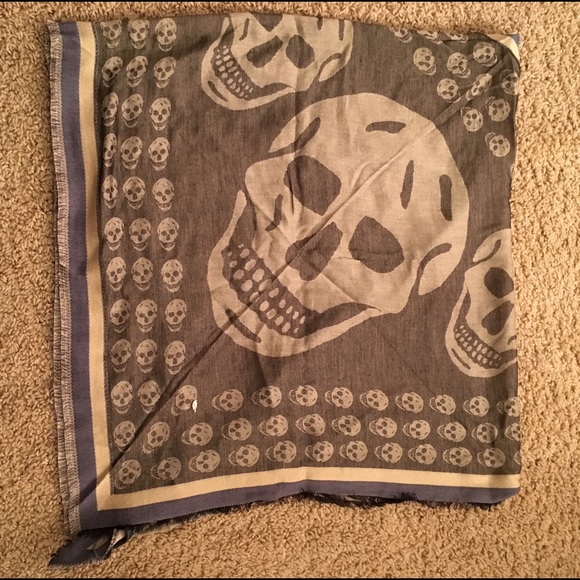 Alexander McQueen 💀Skull Triangle Scarf